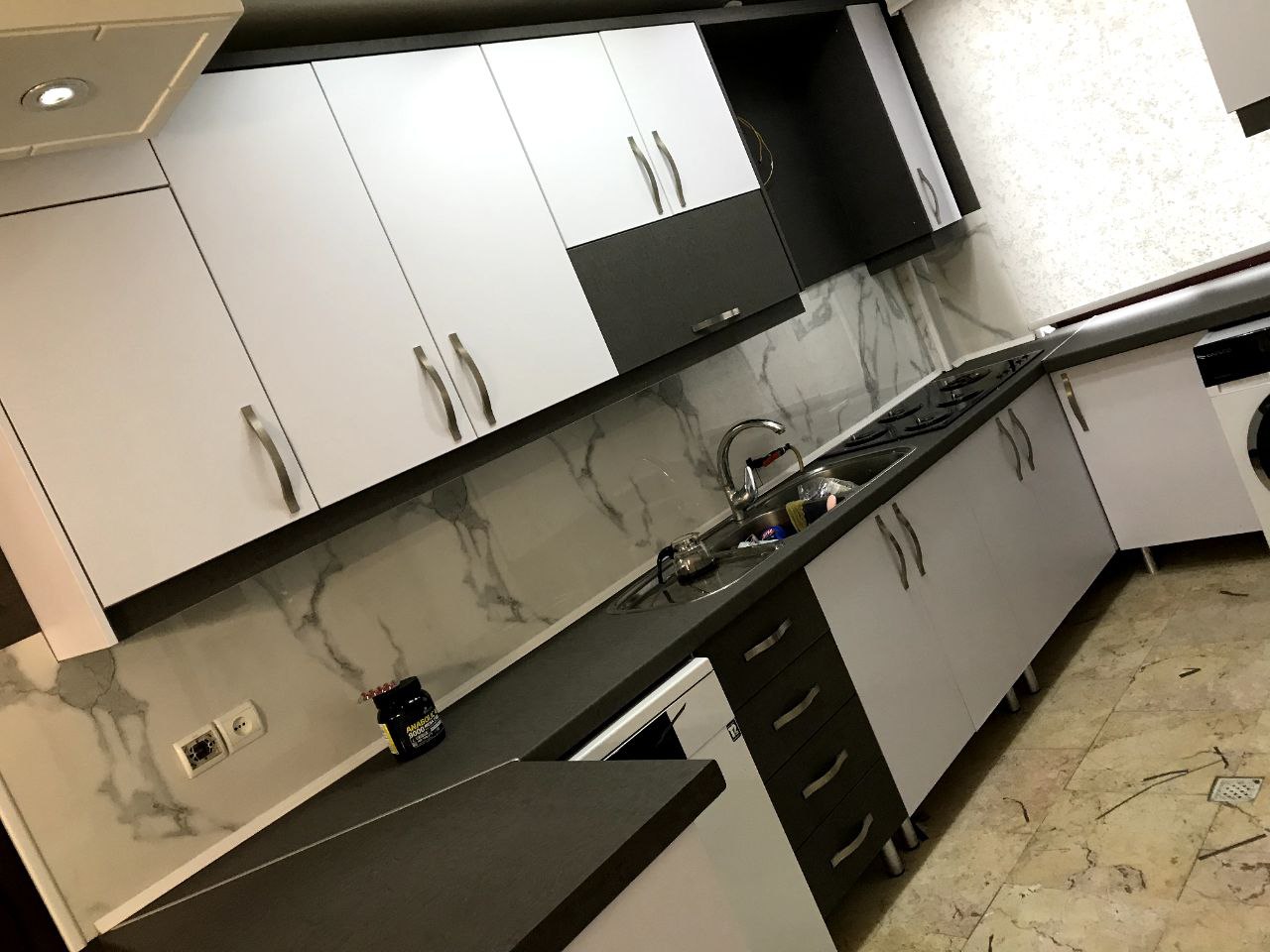 نمونه نصب درب و بدنه کابینت 