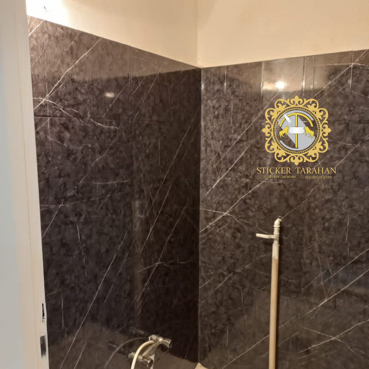 نمونه نصب برچسب کاشی  حمام 